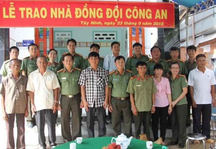 Công an Tây Ninh trao tặng nhà đồng đội  